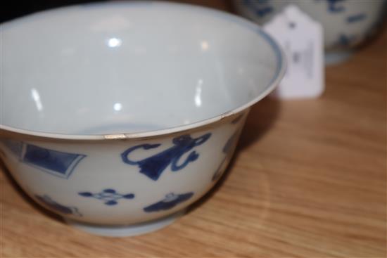 A pair of Chinese Kangxi blue and white hundred antique pattern bowls diameter 15cm